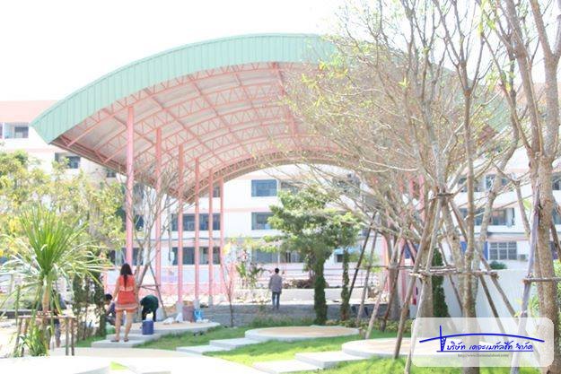 หลังคาโค้งเมทัลชีทคลุมลานกิจกรรม